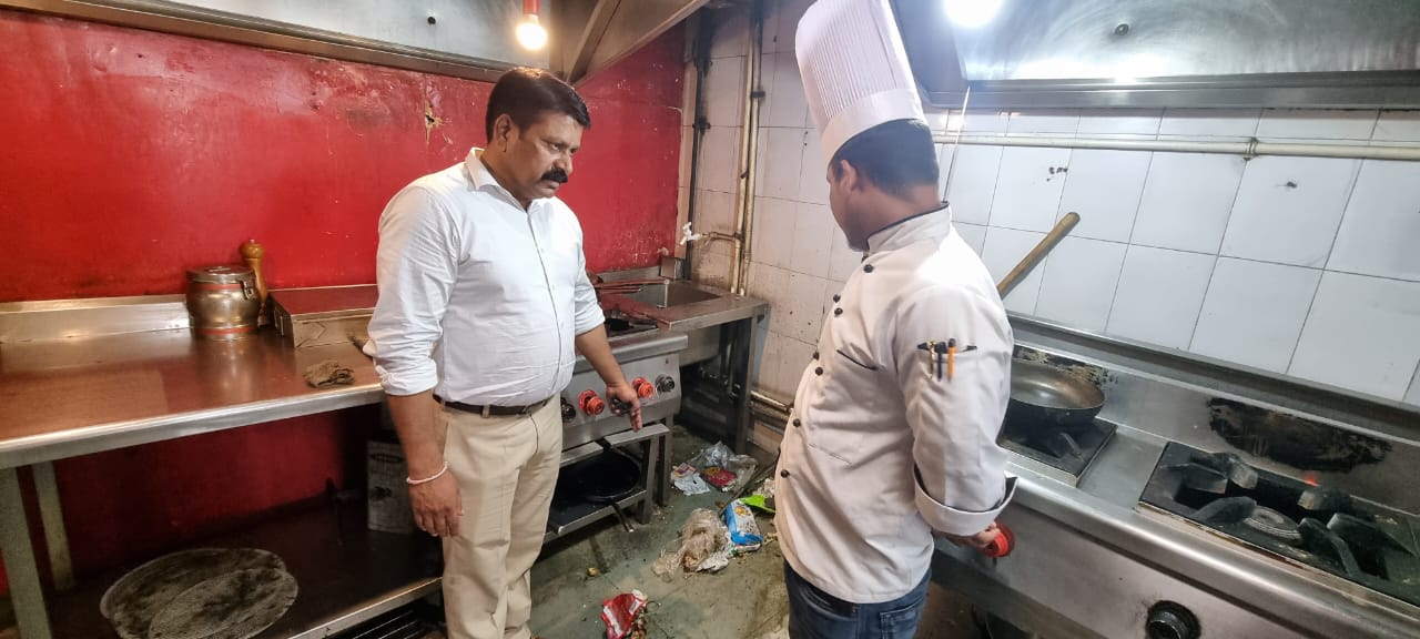 The hotels and dhabas of the city were made aware about wet and dry waste